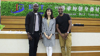 多哥客戶來中國找商用跑步機生產(chǎn)廠家