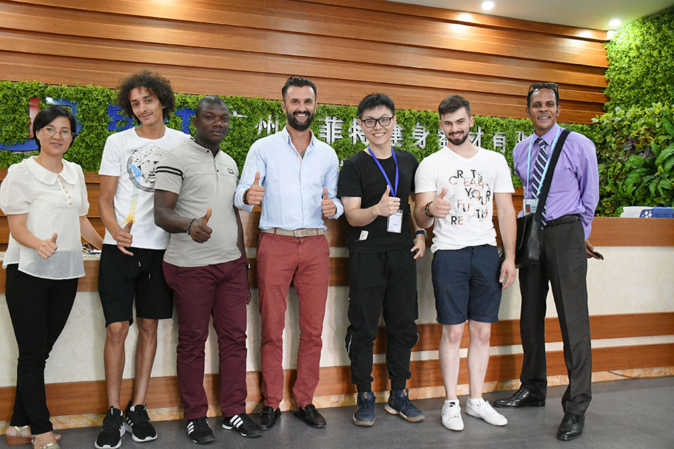 法國(guó)客戶(hù)來(lái)中國(guó)采購(gòu)健身器材