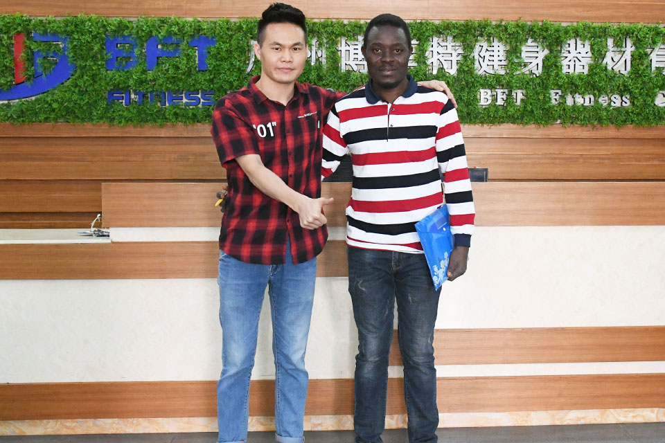 尼日利亞客戶來博菲特采購(gòu)健身房器材